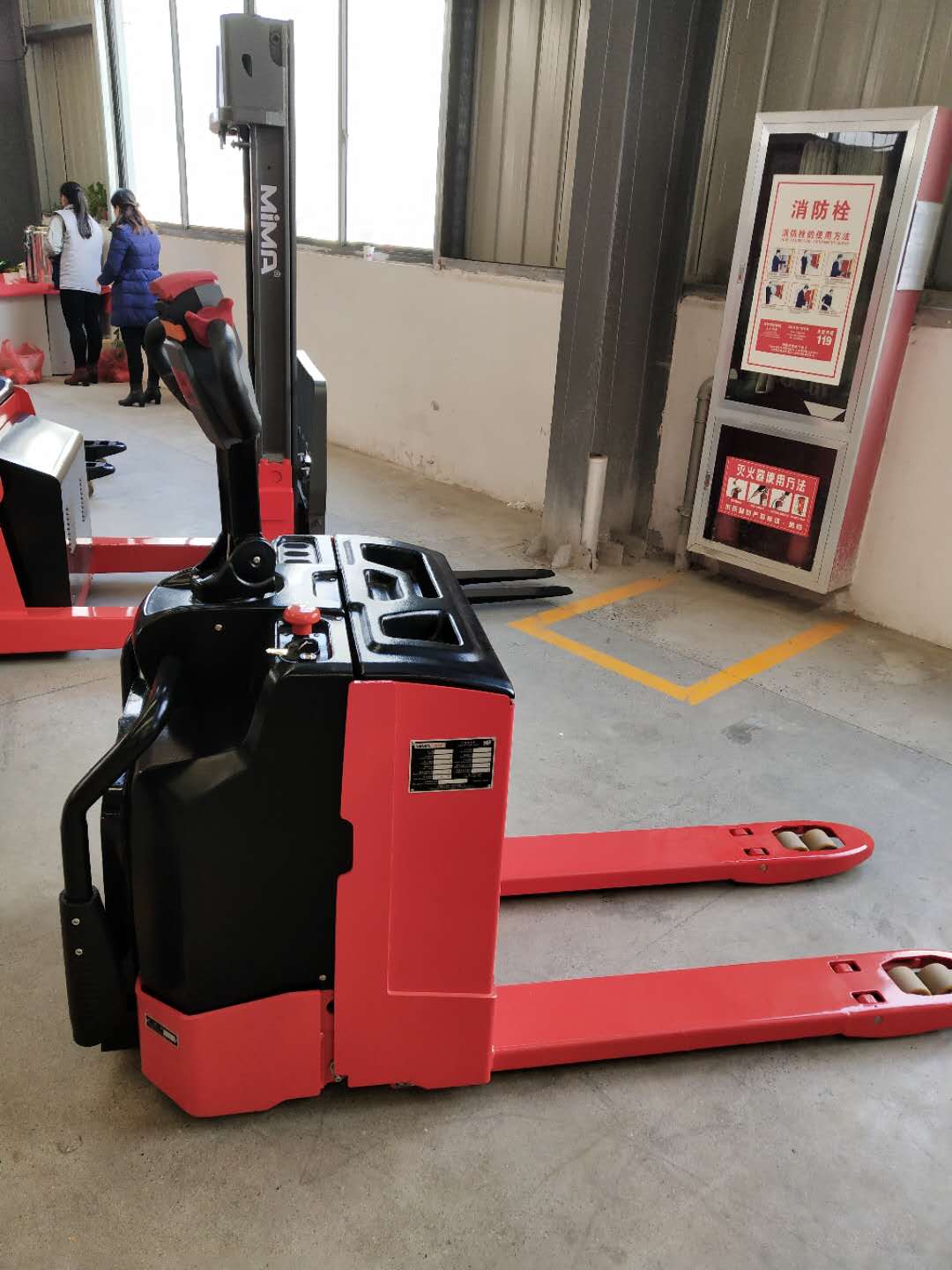 洛陽手動叉車實拍圖.jpg 洛陽手動叉車實拍圖.jpg